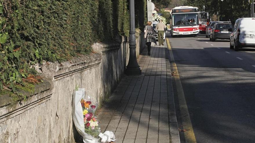 Ramo de flores en el lugar donde se produjo el atropello mortal a Juan Fombona a cargo, supuestamente, de su mejor amigo, Álvaro A.