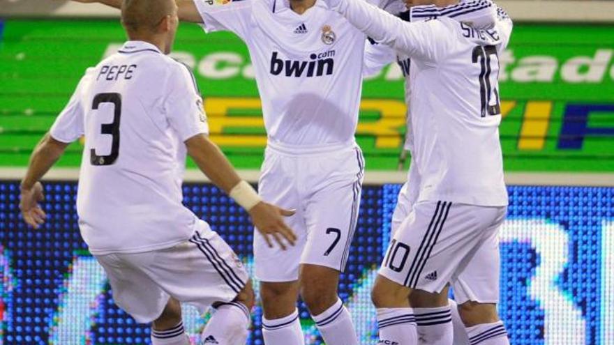 Los jugadores ´merengues´ celebran el gol del Raúl.