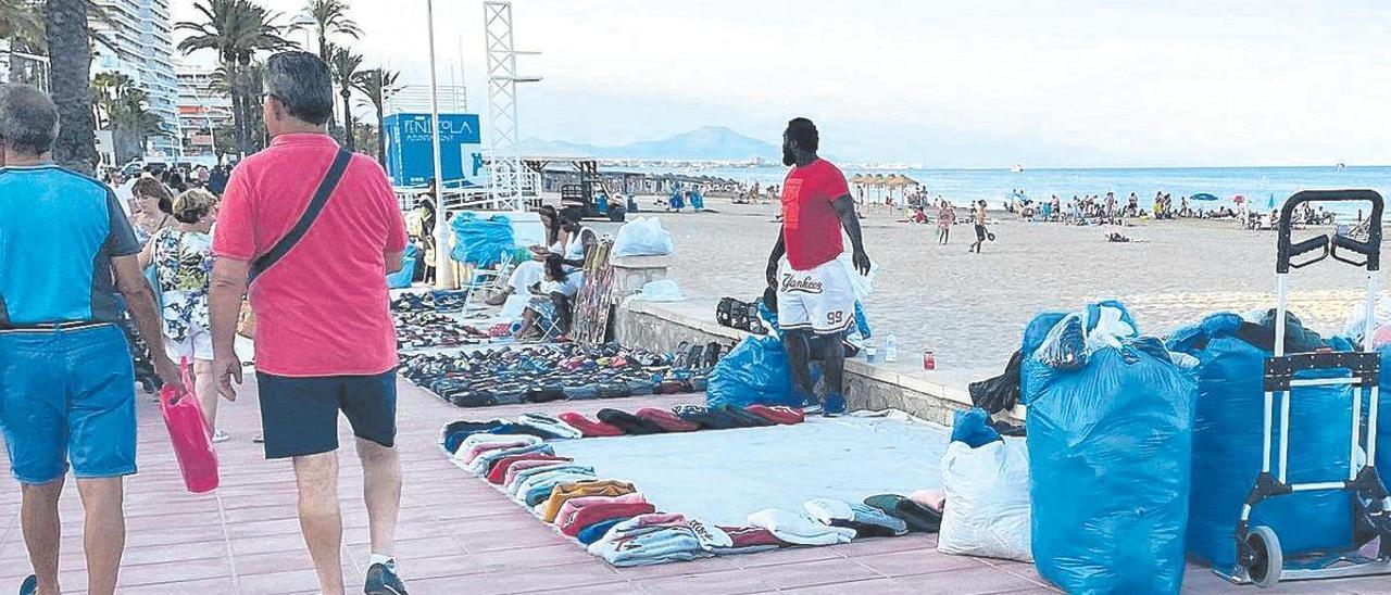 Los ‘manteros’ se sitúan en el paseo marítimo, transitado en verano por miles de visitantes, para vender sus productos.