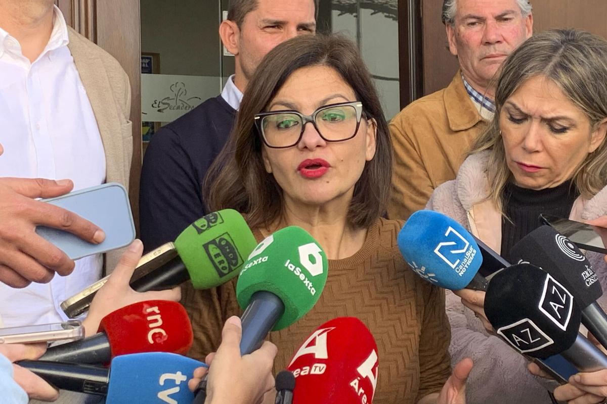 CASARES (MÁLAGA), 23/02/2026.- La ministra de Juventud e Infancia, Sira Rego, atiende a los medios durante una visita a Casares (Málaga). EFE/Esther Gómez