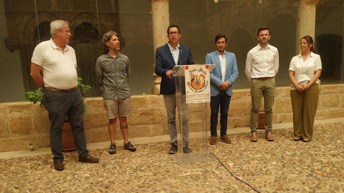 Presentación del festival en el patio del Complejo San Francisco de Cáceres, con el alcalde de Valencia de Alcántara, Alberto Piris.