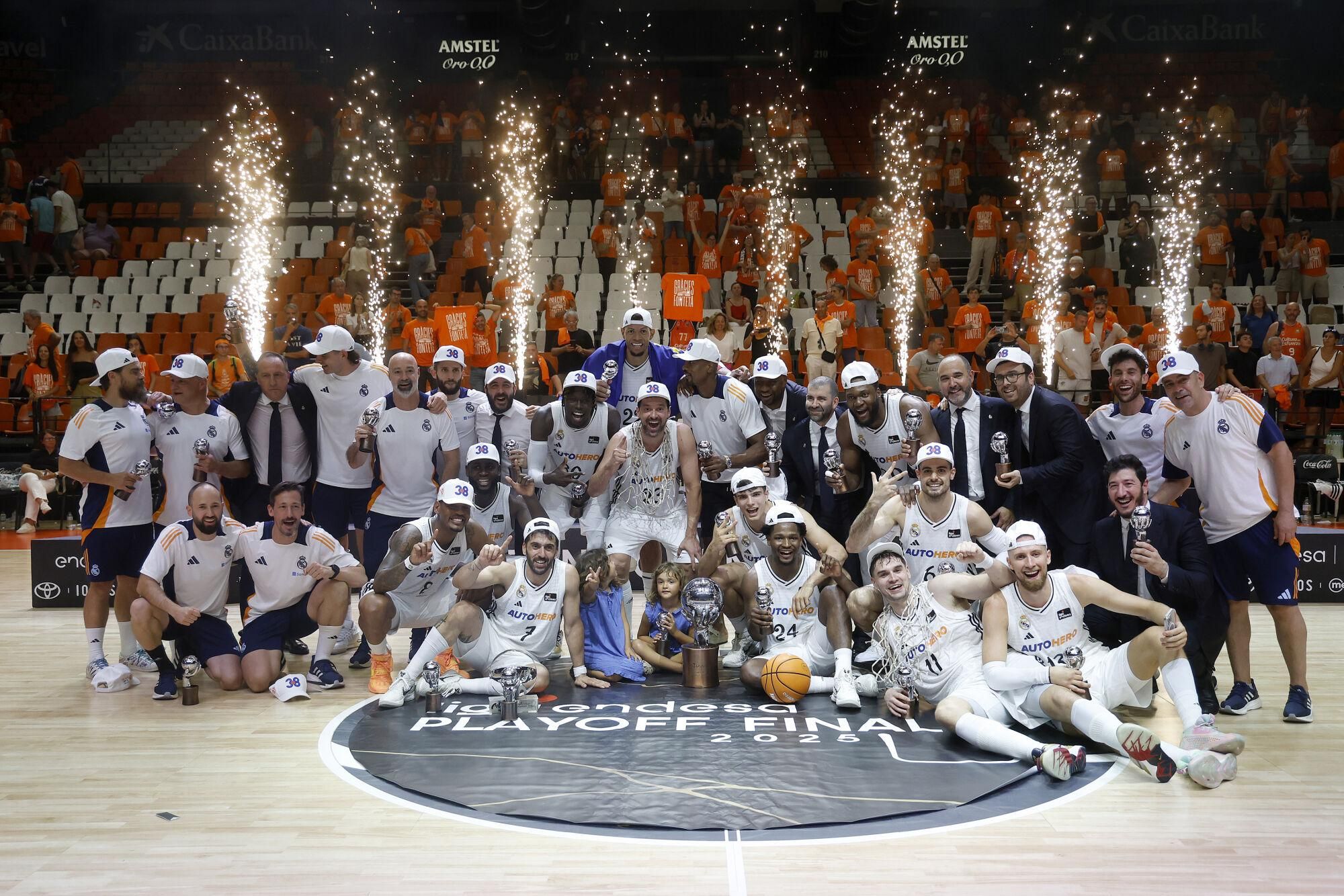 VALENCIA, 25/06/2025.- Los jugadores del Real Madrid posan con el trofeo, tras su victoria en el tercer partido de la final de la Liga Endesa que Valencia Basket y Real Madrid han disputado hoy miércoles en el pabellón de la Fuente San Luis. EFE/Miguel Ángel Polo