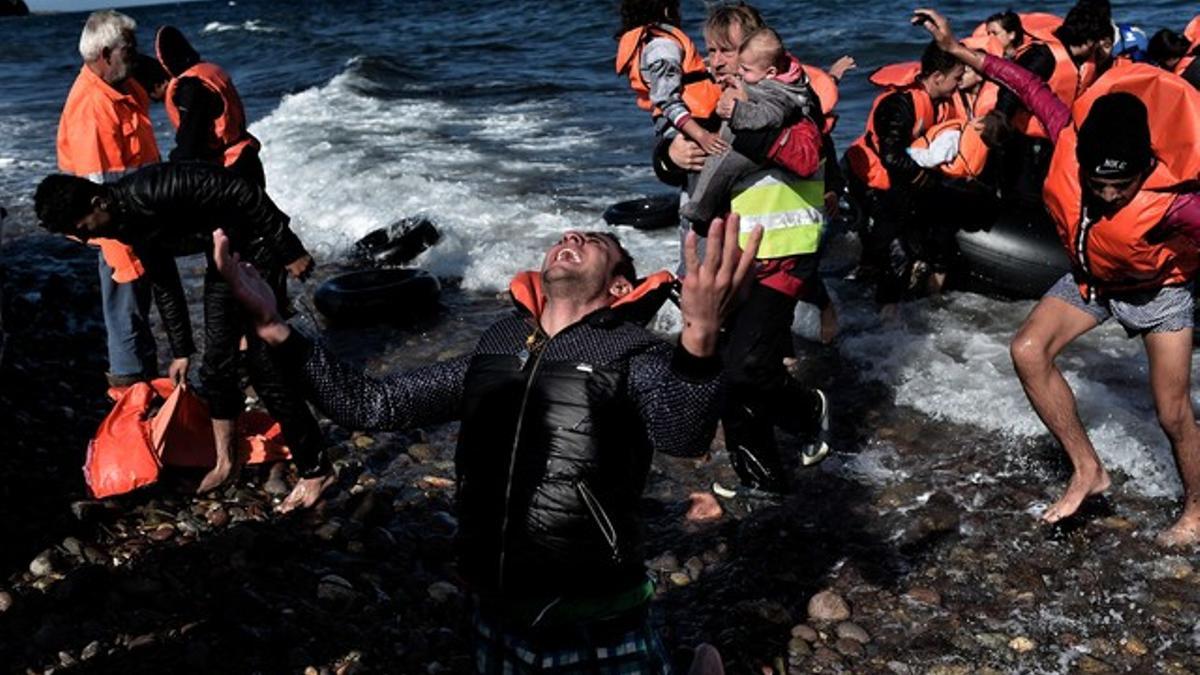 Al menos 40 desaparecidos en un naufragio ante la isla griega de Lesbos