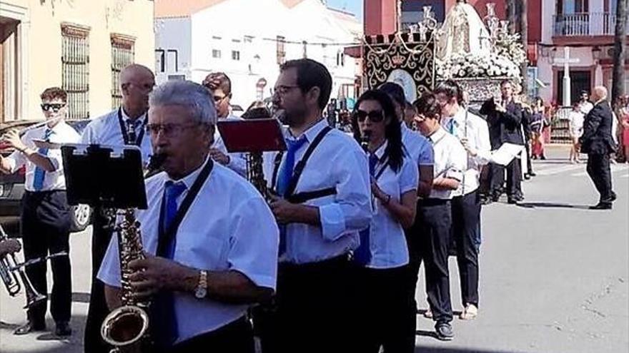 La banda de música creada en Aceuchal crece con aficionados de Almendralejo