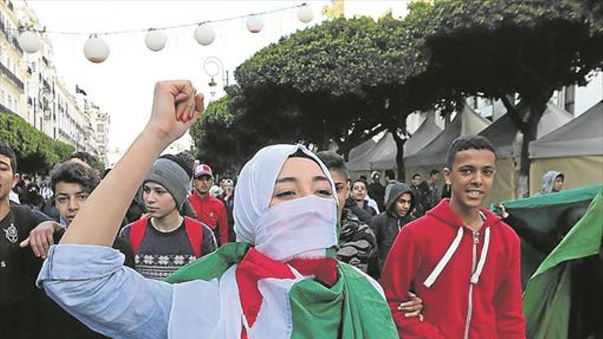 Bouteflika regresa a Argelia entre extraordinarias protestas