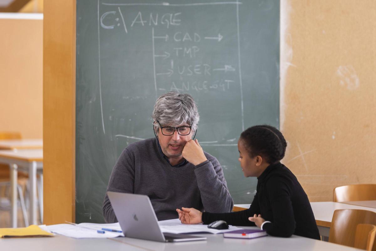 Una estudiante de arquitectura revisando un proyecto con su profesor.