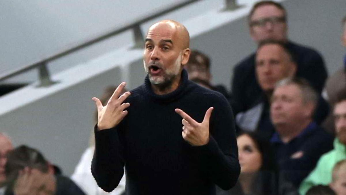 Pep Guardiola da instrucciones durante el Tottenham-Manchester City.