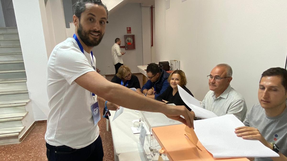 Alberto Primo, candidato por el PP, en Alcàsser.