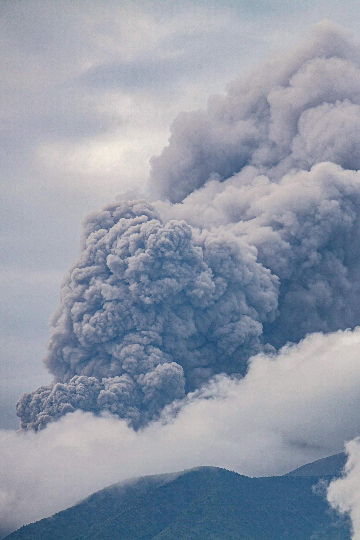 La erupción del volcán Marapi, en Indonesia, mata al menos a 11 alpinistas