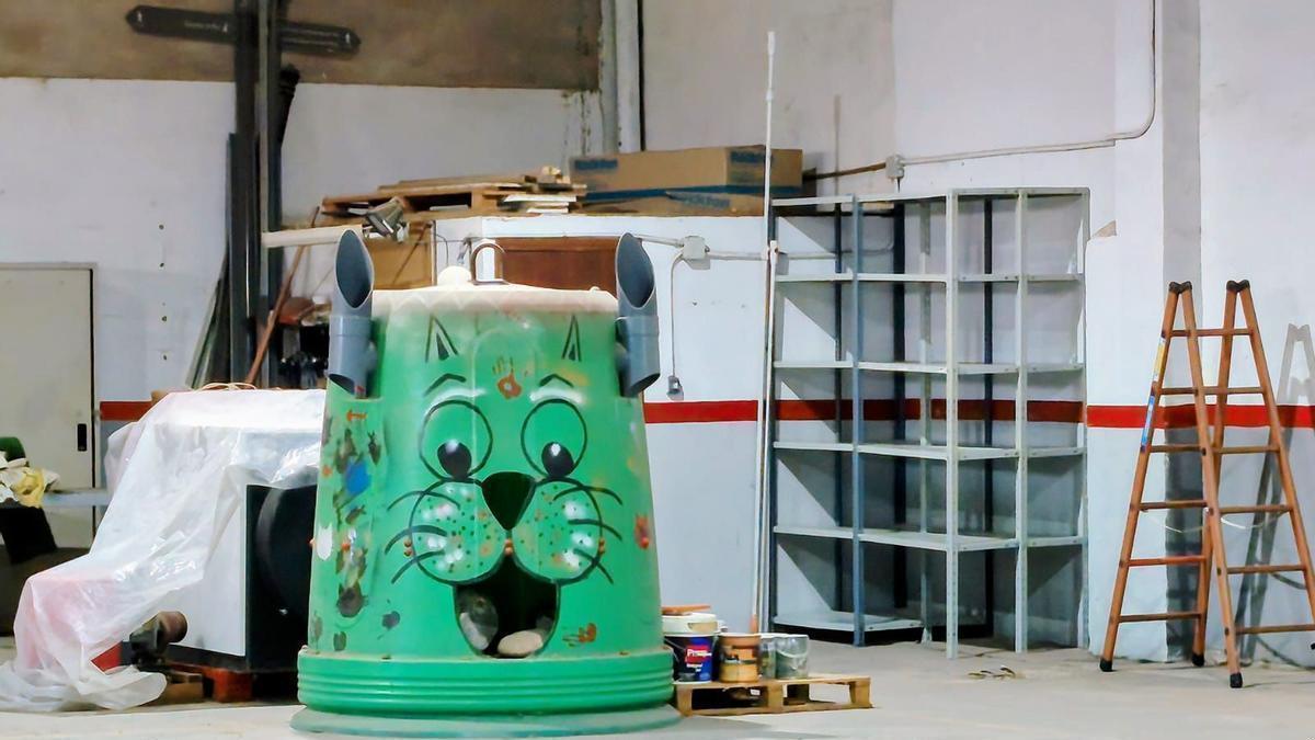 Uno de los contenedores adaptados cedidos a Sagunt y en un almacén.