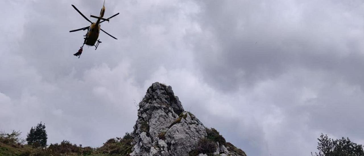 El helicóptero abandona el lugar del percance. | SEPA