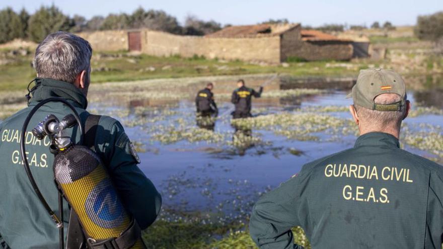 Especialistas del equipo GEAS de la Guardia Civil en una charca.