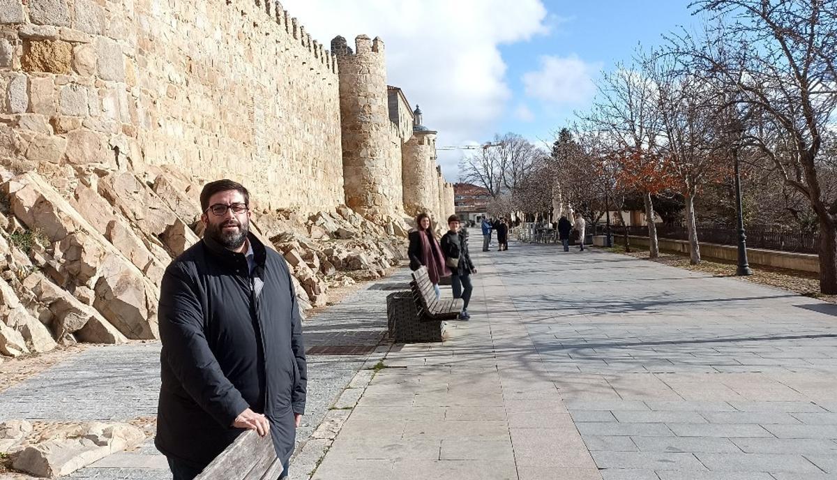 El alcalde de Ávila, en la muralla de la ciudad.