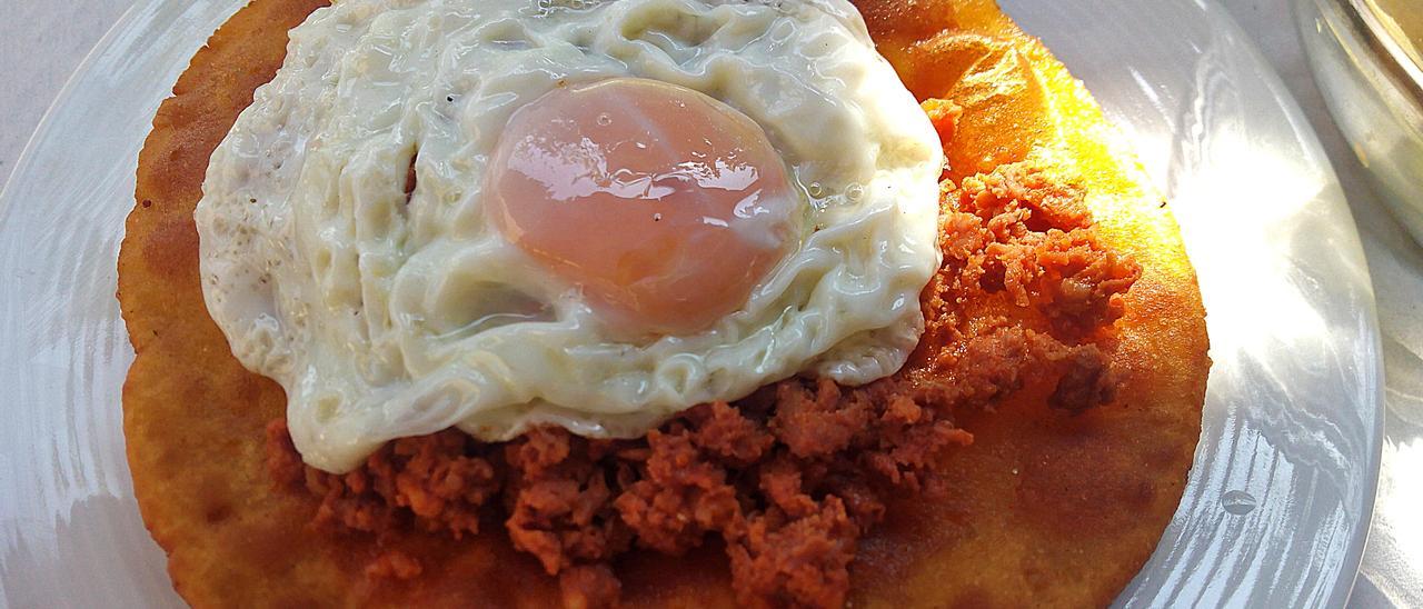 Tortu con picadillo y huevo frito en el Chigre de Arenes, en Arenes de Parres.