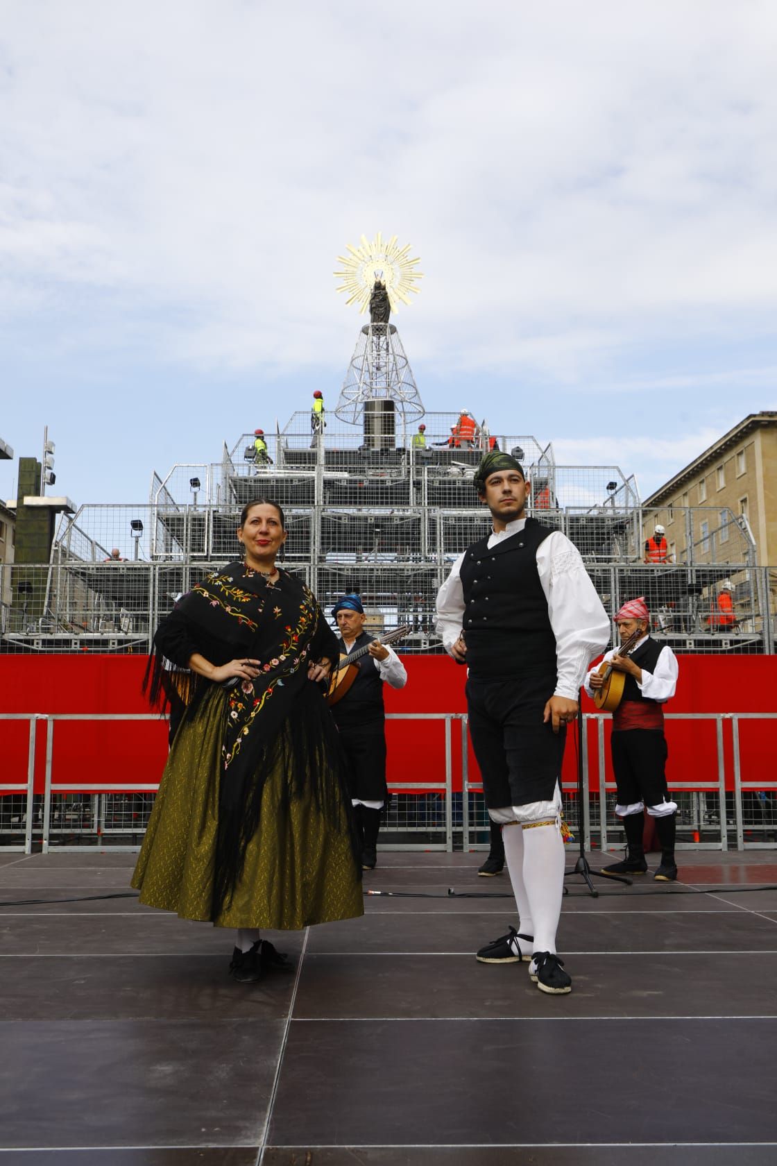 La Virgen ya preside la plaza del Pilar