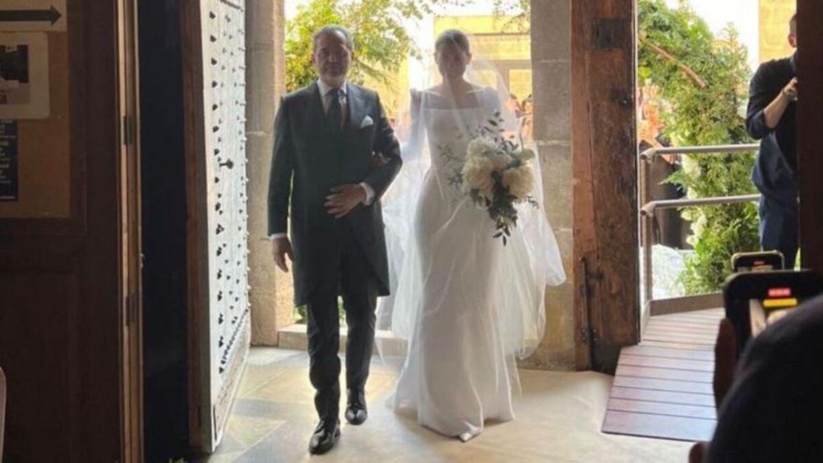 Marta Lorenzo entrando a la iglesia de Xàvia.