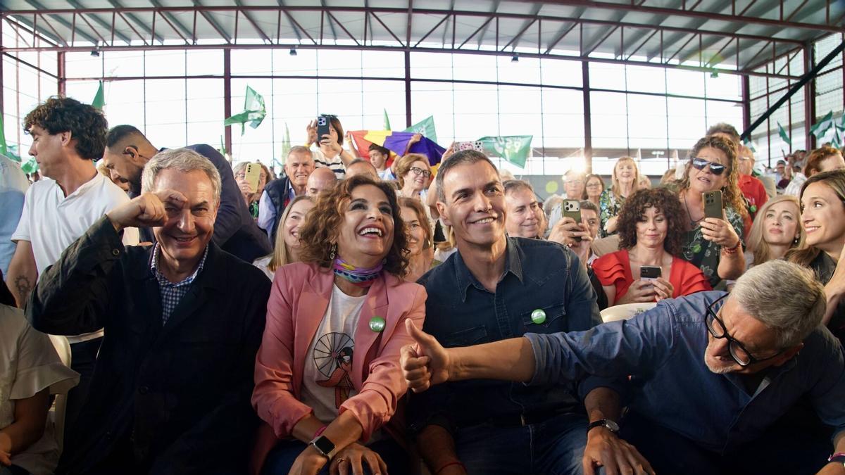 El presidente del Gobierno, Pedro Sánchez, junto a la candidata para la Junta de Andalucía, María José Montero