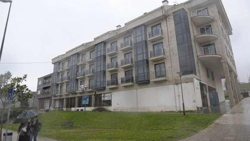 La fachada del edificio da a Nuno Eanes de Cercio, tiene accesos por la calle G y está cerca del colegio público Manuel Rivero. // Bernabé/Javier Lalín