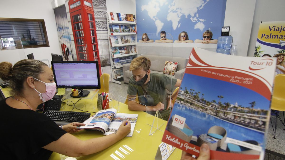 Una comercial de la agencia de viajes Palmasur atiende y asesora a un cliente.