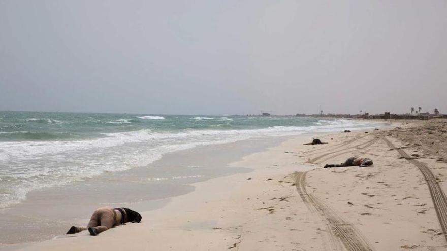 Algunos de los 117 cadáveres aparecidos en una playa libia, a la altura de la localidad de Zuwara, unos 120 kilómetros al oeste de la capital, Trípoli.