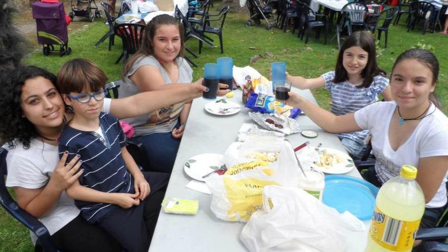 Rocío Santiago, Jovino Gutiérrez, Eva García, Olata Gutiérrez y Alba García, ayer brindando durante la comida.