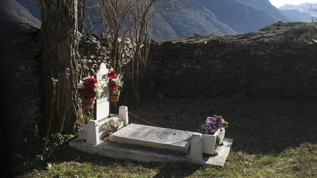 El pequeño cementerio que alberga la tumba de Teresa de Belana, en las afueras de Bausen.