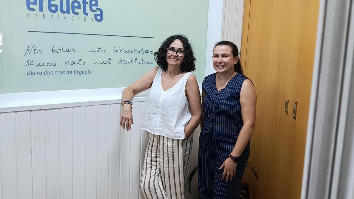 La directora de la Asociación Érguete de Vigo (a la izquierda) junto a la psicóloga de Formación e Integración Social.