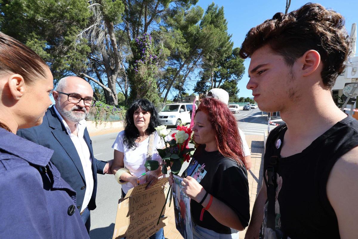 Homenaje al turista fallecido tras ser atropellado en Cala de Bou Homenaje al turista fallecido tras ser atropellado en Cala de Bou