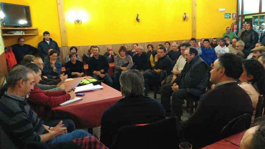 Ganaderos de la comarca de Sayago durante una reunión en Torrefrades.