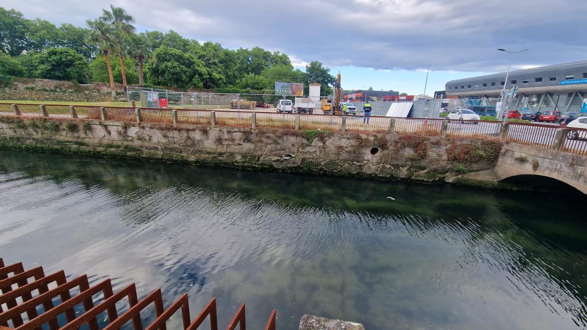 La zona situada tras la plaza en la que se construirá uno de los tanques de tormentas. La zona arbolada que se ve detrás corresponde al terreno del pazo de Vista Alegre.