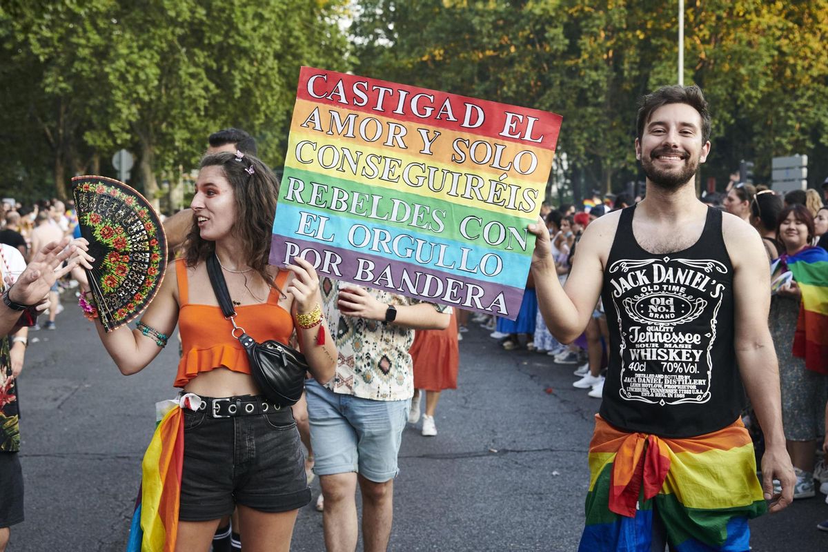 MADRID, 09/07/2022.- Manifestación del Orgullo 2022 que este sábado recorre las calles de Madrid bajo el lema “Frente al odio: visibilidad, orgullo y resiliencia”, con la ley trans y un pacto social contra los discursos de odio como principales reivindicaciones. EFE/Luca Piergiovanni