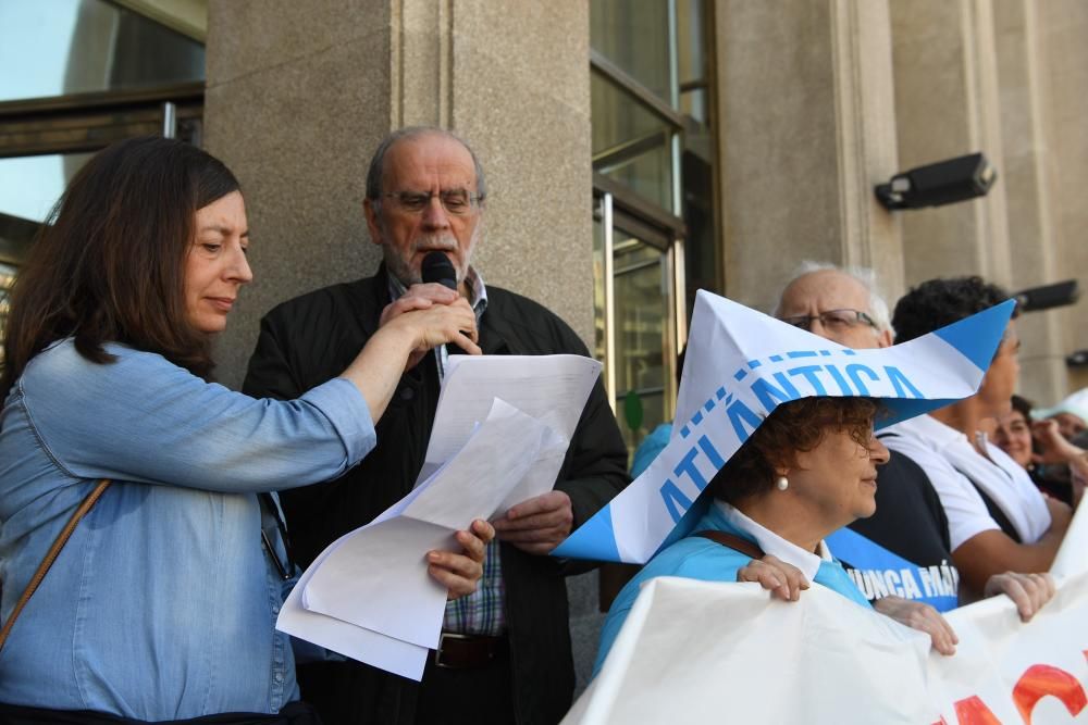 Marcha de 4.000 personas por la fachada marítima