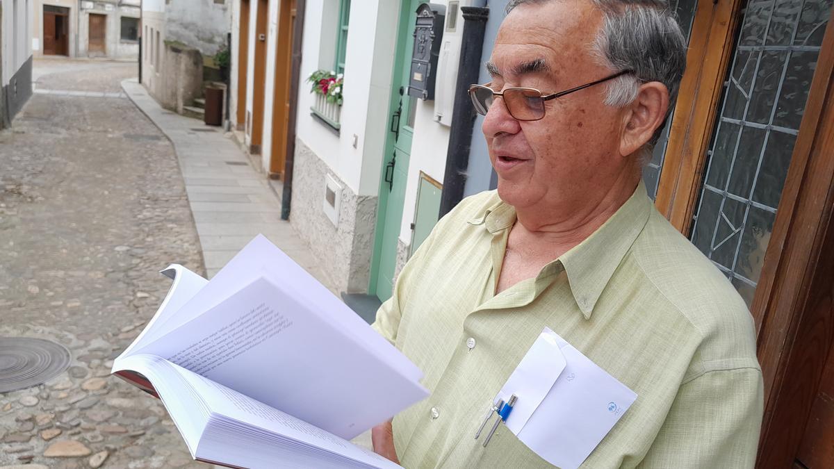 Vila revisando el libro en el centro de Castropol.