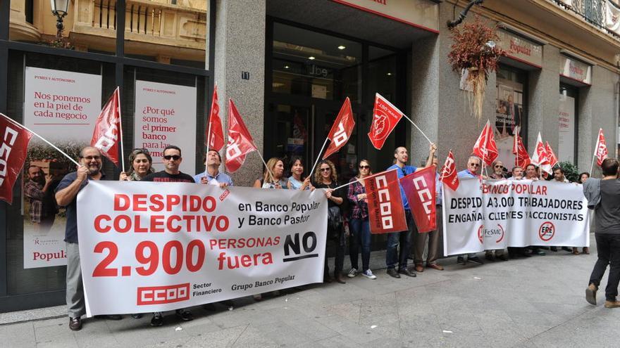 Protesta de trabajadores del Banco Popular ante la oficina de la Trapería de Murcia.