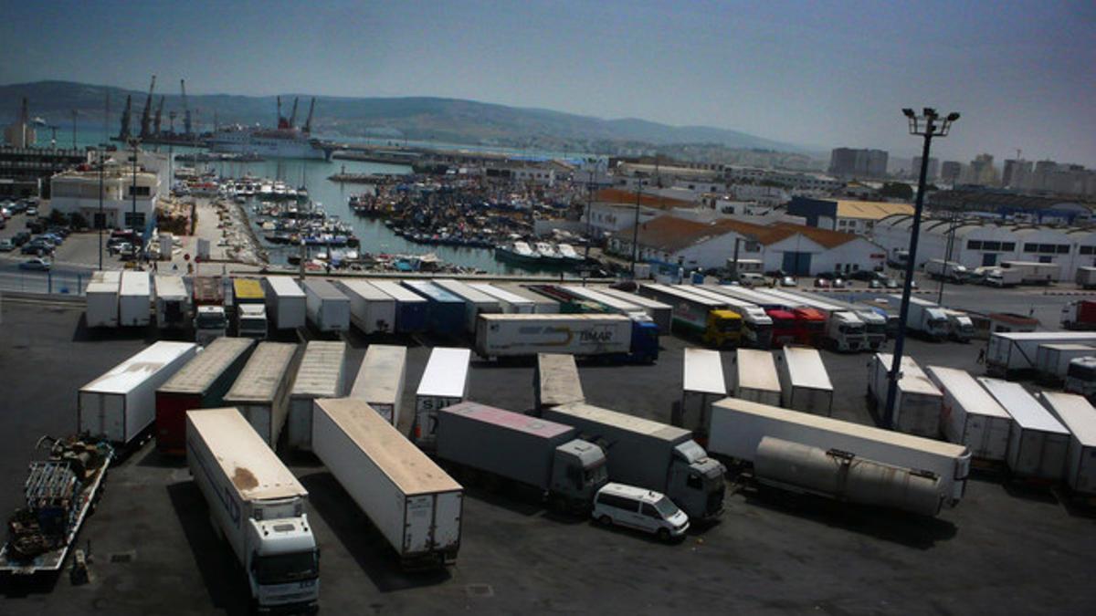 Plataforma logística en el puerto comercial de Tánger.