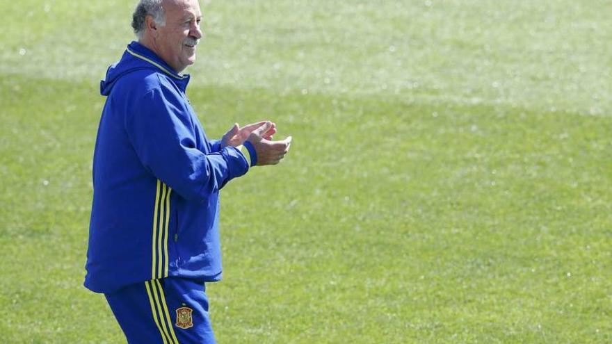 Vicente del Bosque aplaude una acción en un momento del entrenamiento de ayer. // Albert Gea/Reuters