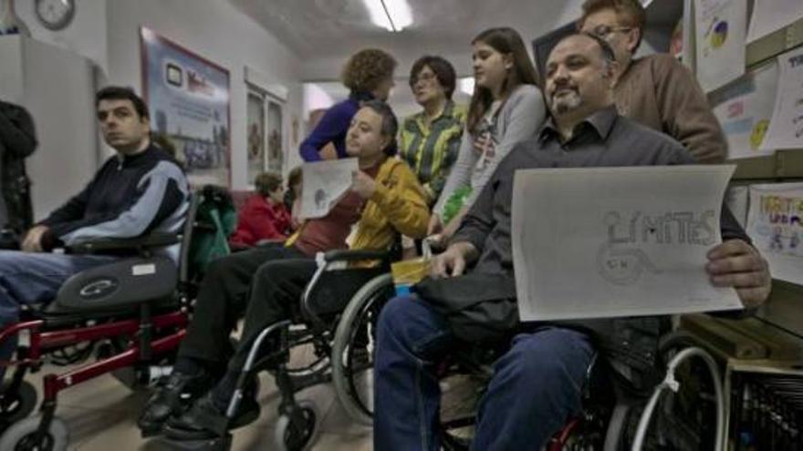 Unos noventa dibujos de los niños participantes se expusieron ayer en la sede de la asociación.