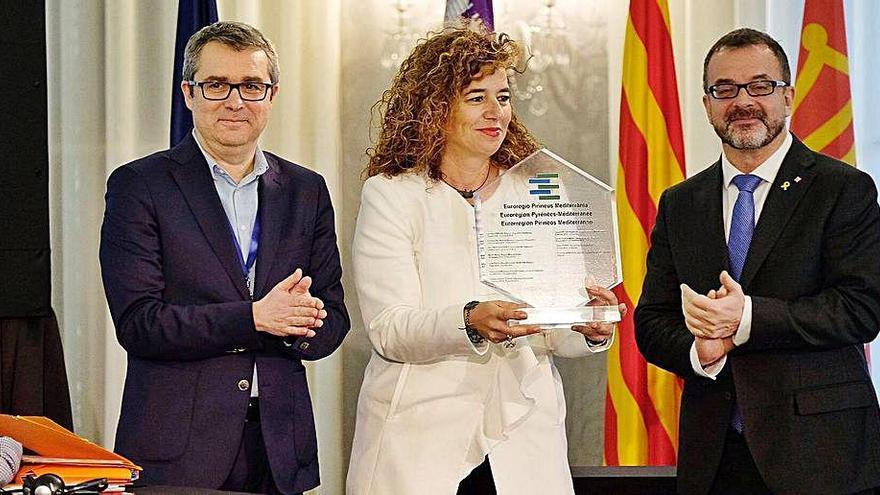 La consellera Costa recibe la presidencia de manos del conseller catalán Alfred Bosch.