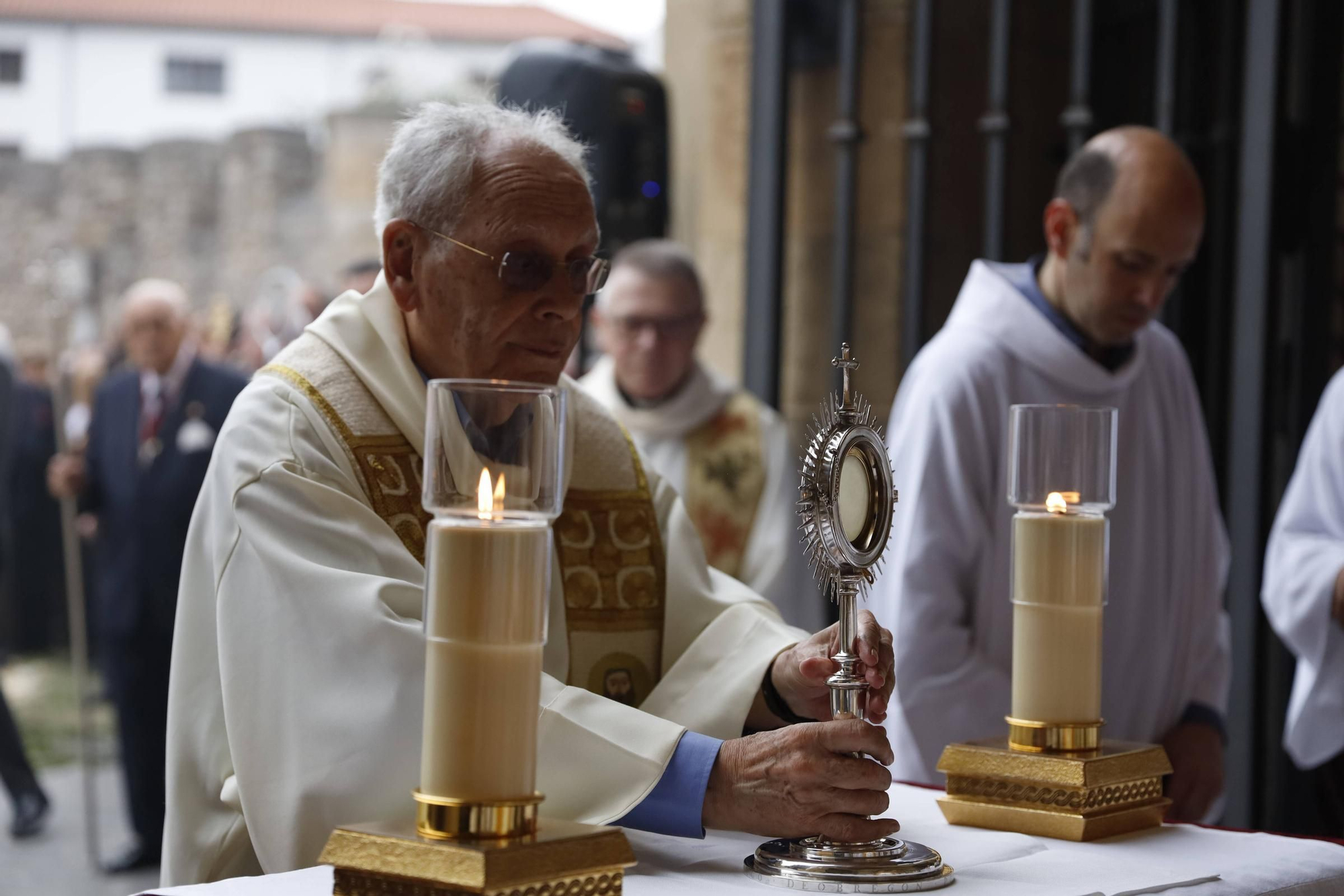 Pétalos, incienso, niños... así fue la procesión del Corpus Christi en Gijón (en imágenes)