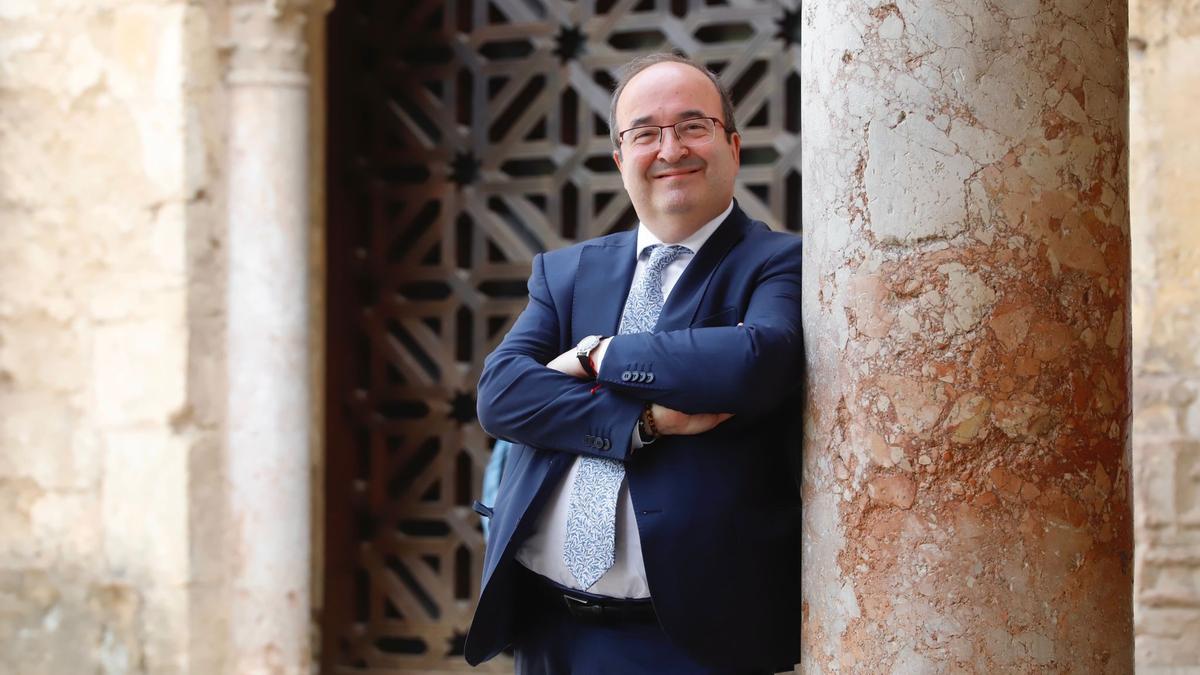 El ministro de Cultura y Deporte, Miquel Iceta, posa para Diario CÓRDOBA en el Patio de los Naranjos de la Mezquita-Catedral.