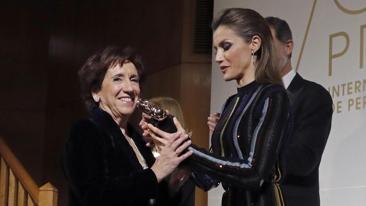 La reina Letizia hace entrega del premio Luca de Tena a la periodista Victoria Prego durante la entrega de la 96 edición de los premios Internacionales de Periodismo ABC