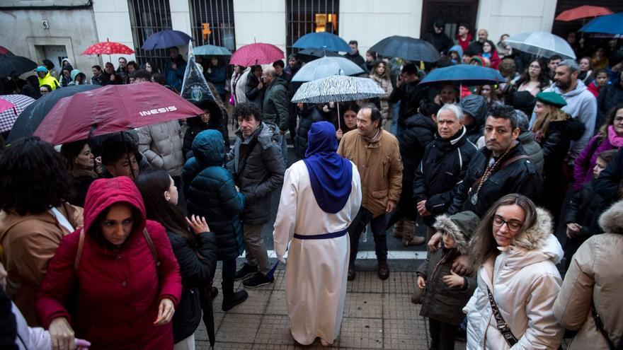 Jueves Santo en Cáceres: El Cristo del Amor tampoco se salva de la lluvia