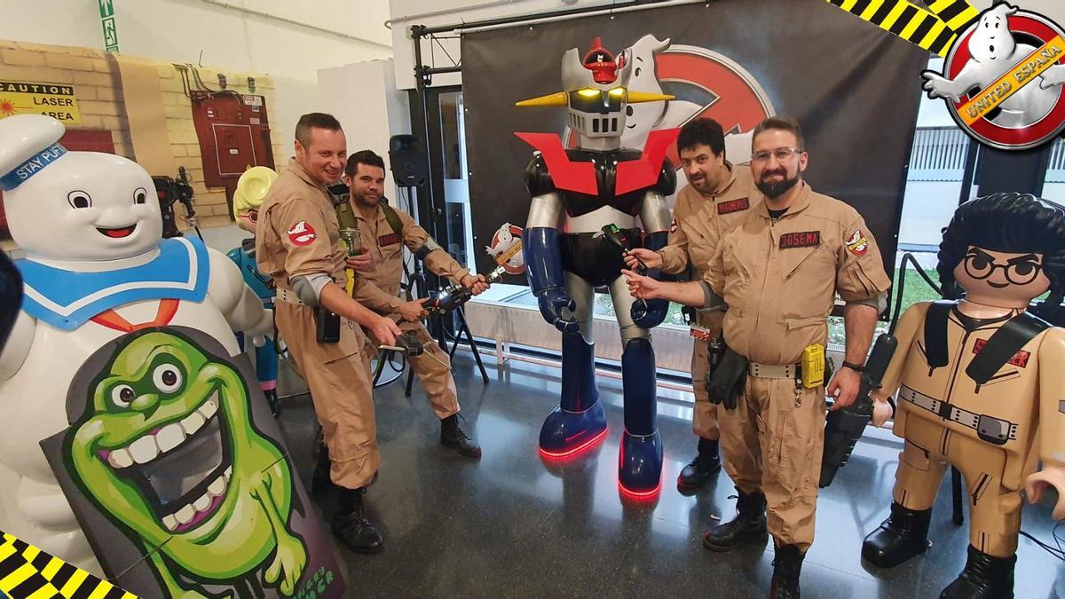 Miembros del Ghostbusters United España con Mazinger Z