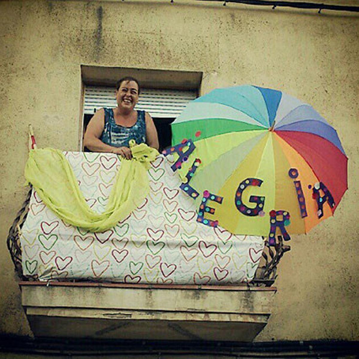 Ullastrell està de festa major i aquesta veïna simpàtica ho celebra així.