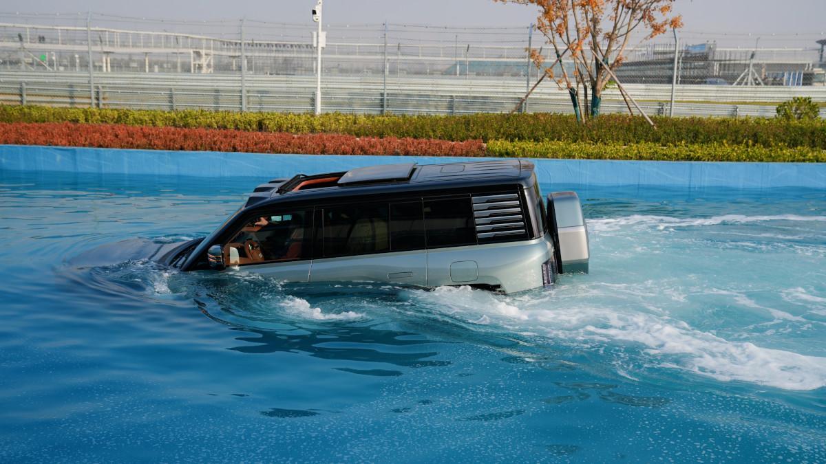 El Yangwang U8 navegando por la piscina de pruebas