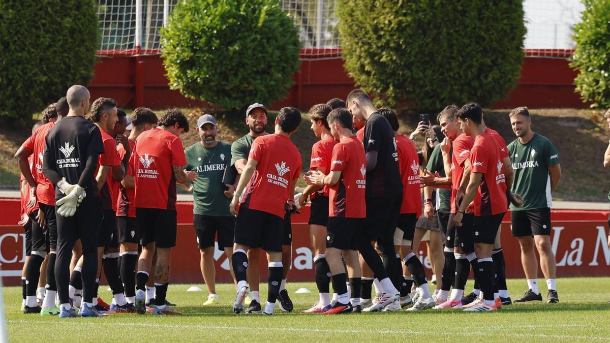 Plantilla del Sporting, en Mareo.