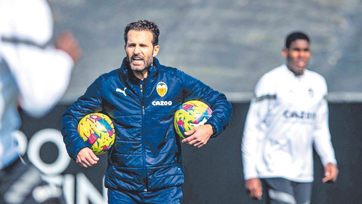 Rubén Baraja en un entrenamiento en la Ciudad Deportiva de Paterna