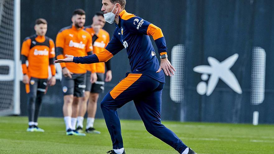 Javi Gracia, muy activo, en un entrenamiento en la ciudad deportiva. | LÁZARO DE LA PEÑA/VCF