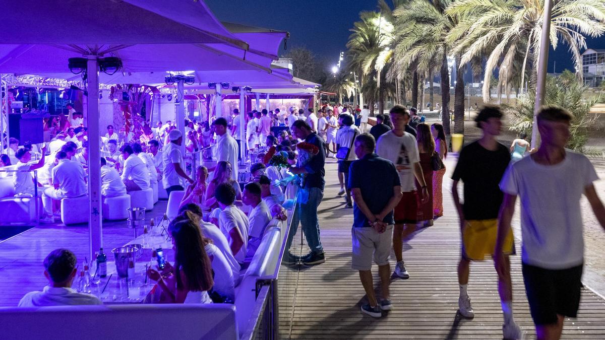 Paseantes junto a los bars y restaurantes en la zona de ocio nocturno alrededor del hotel Arts en el paseo marítimo de Barcelona