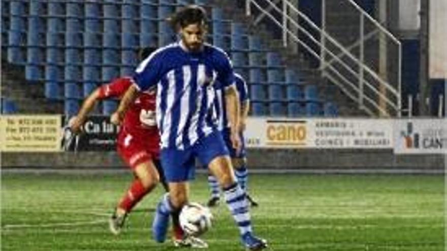 Ferran Grau condueix la pilota en l&#039;últim derbi jugat a Vilatenim.